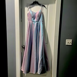 a size three ! It has pads and pockets